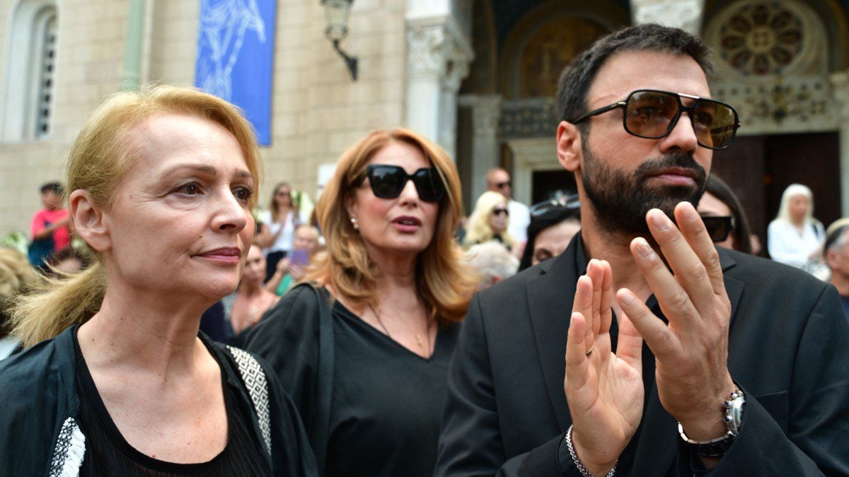 Κηδεία Μάρως Κοντού: Η κίνηση του κόσμου στο τελευταίο αντίο ενώ αποχωρούσε το φέρετρό της (Βίντεο) 11 Κηδεία Κοντού χειροκρότημα