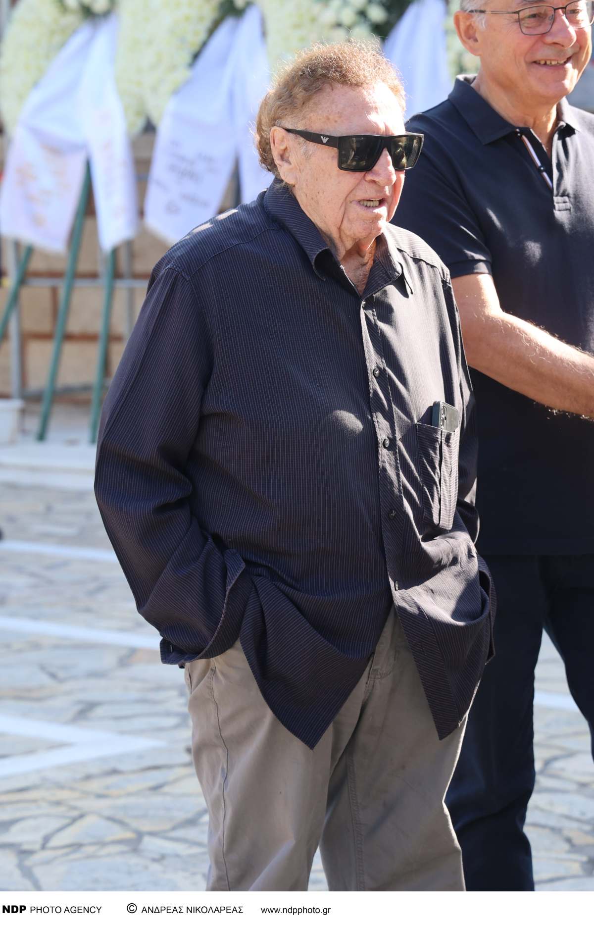 Κηδεία Μαίρης Λίντα: Η πιο σπαρακτική στιγμή στο τελευταίο αντίο – Τι έκανε ο κόσμος μόλις βγήκε το φέρετρο από την εκκλησία 28 Μαίρη Λίντα κηδεία