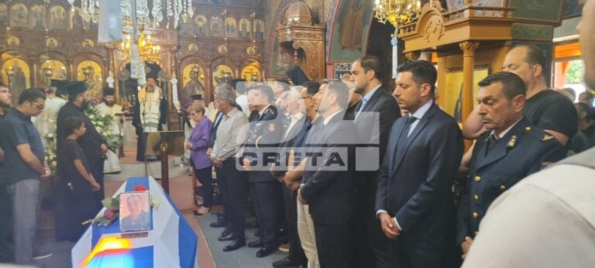 Μανώλης Στρατιδάκης: Η κηδεία του 58χρονου πυροσβέστη στο Γερακάρι Αμαρίου σε κλίμα συγκίνησης 9 Μανώλης Στρατιδάκης: Η κηδεία του 58χρονου πυροσβέστη στο Γερακάρι Αμαρίου σε κλίμα συγκίνησης