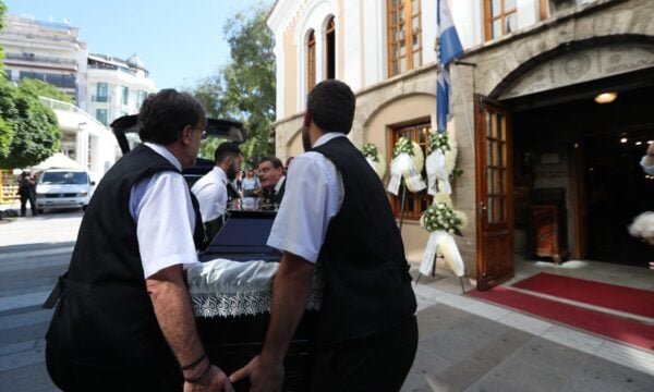 Κηδεία Βάγιας Νέστορα: Σπαραγμός στο τελευταίο αντίο στη μητέρα της Αφροδίτης (Φωτογραφίες)