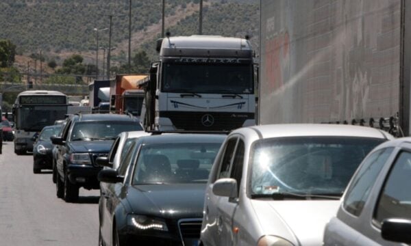 Κίνηση στους δρόμους: Μεγάλες καθυστερήσεις σε Κηφισό και Αττική Οδό, προβλήματα γύρω από το λιμάνι του Πειραιά