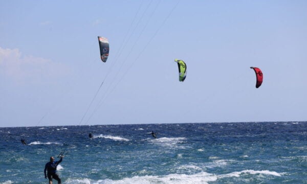 Τραυματίστηκε 40χρονος κάνοντας kite surf στην Αντίπαρο