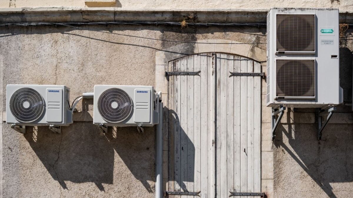 Γαλλία: Ο καύσωνας εντείνει την πολιτική διαμάχη για τα κλιματιστικά – «Είναι άσχημα και αμερικανιές» 1 Γαλλία: Ο καύσωνας εντείνει την πολιτική διαμάχη για τα κλιματιστικά – «Είναι άσχημα και αμερικανιές»