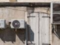 Γαλλία: Ο καύσωνας «φουντώνει» την πολιτική διαμάχη για τα κλιματιστικά – «Είναι άσχημα και αμερικανιές»