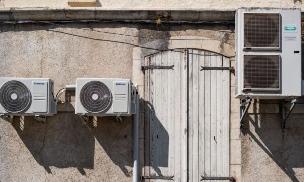 Γαλλία: Ο καύσωνας εντείνει την πολιτική διαμάχη για τα κλιματιστικά – «Είναι άσχημα και αμερικανιές»