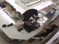 Νίκαια: Βίντεο από τη ληστεία σε ζαχαροπλαστείο – Υπάλληλος κυνήγησε τον δράστη με σφουγγαρίστρα