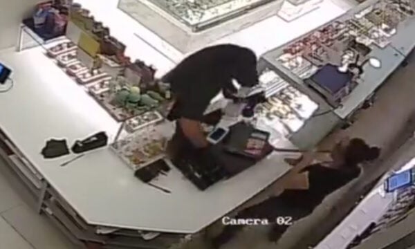 Νίκαια: Βίντεο από ληστεία σε ζαχαροπλαστείο – Υπάλληλος κυνήγησε τον δράστη με σφουγγαρίστρα