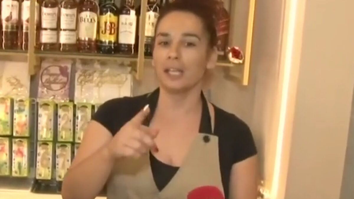 Νίκαια: Υπάλληλος ζαχαροπλαστείου έδιωξε ληστή με τη σφουγγαρίστρα και λέει «Άρχισα και τον χτύπαγα για να φύγει» 1 Νίκαια: Υπάλληλος ζαχαροπλαστείου έδιωξε ληστή με τη σφουγγαρίστρα και λέει «Άρχισα και τον χτύπαγα για να φύγει»