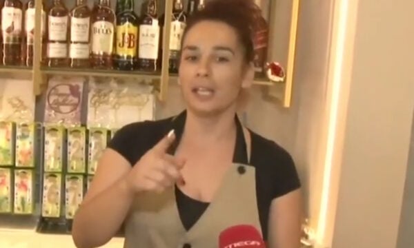 Νίκαια: Υπάλληλος ζαχαροπλαστείου έδιωξε ληστή με τη σφουγγαρίστρα και λέει «Άρχισα και τον χτύπαγα για να φύγει»