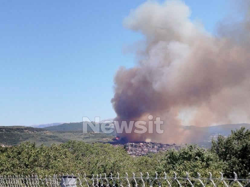 Φωτιά στο Κομπότι Άρτας: Μήνυμα του 112 για εκκένωση – Σηκώθηκαν 3 αεροσκάφη