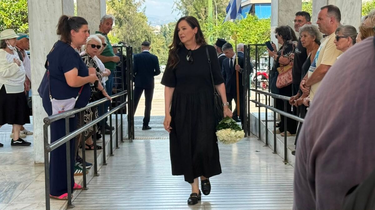Κηδεία Μάρως Κοντού: Η Ελλάδα αποχαιρέτησε την «Ελενίτσα» με θερμό χειροκρότημα – Συγκίνησαν οι επικήδειοι 25 Κηδεία Μάρως Κοντού: Η Ελλάδα αποχαιρέτησε την «Ελενίτσα» με θερμό χειροκρότημα – Συγκίνησαν οι επικήδειοι