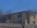 Φωτιά στις φυλακές Κορυδαλλού: Πυκνοί καπνοί βγαίνουν από τα κελιά – Κρατούμενοι έβαλαν φωτιά σε στρώματα