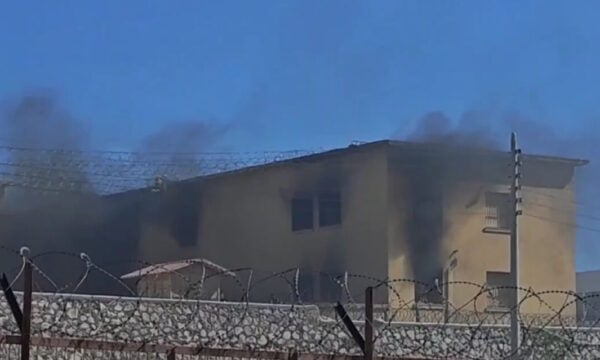 Φωτιά στις φυλακές Κορυδαλλού: Πυκνοί καπνοί βγαίνουν από τα κελιά – Κρατούμενοι έβαλαν φωτιά σε στρώματα