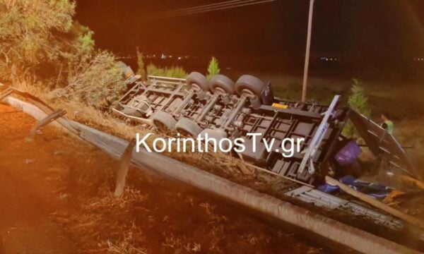 Κορινθία: Νεκρός ο 52χρονος οδηγός σε ανατροπή νταλίκας – Φωτογραφίες από τον τόπο του δυστυχήματος