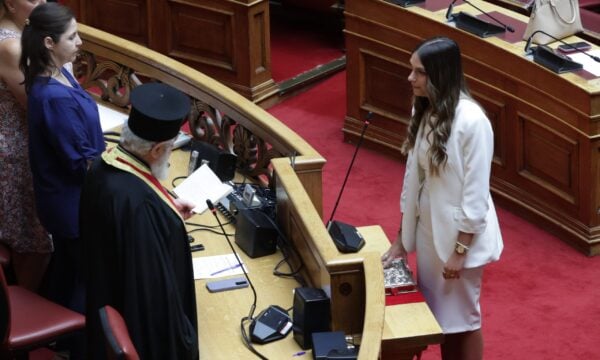 Βουλή: Η Μυρτώ Κοροβέση ορκίστηκε βουλευτής και ανεξαρτητοποιήθηκε από την ΚΟ του ΣΥΡΙΖΑ
