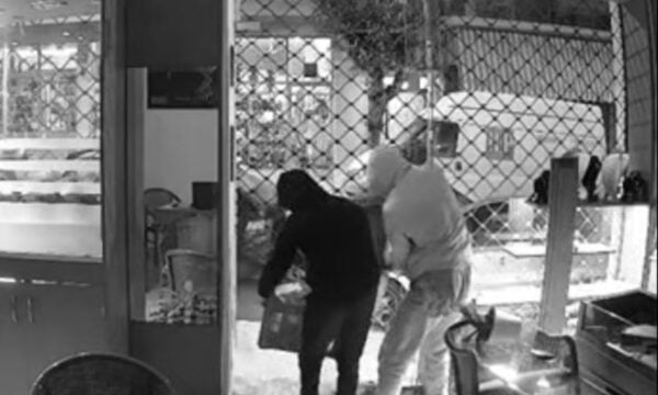 Διαρρήξεις σε κοσμηματοπωλεία: Σε 100 δευτερόλεπτα άδειασαν με καφάσια κοσμήματα αξίας πολλών χιλιάδων ευρώ