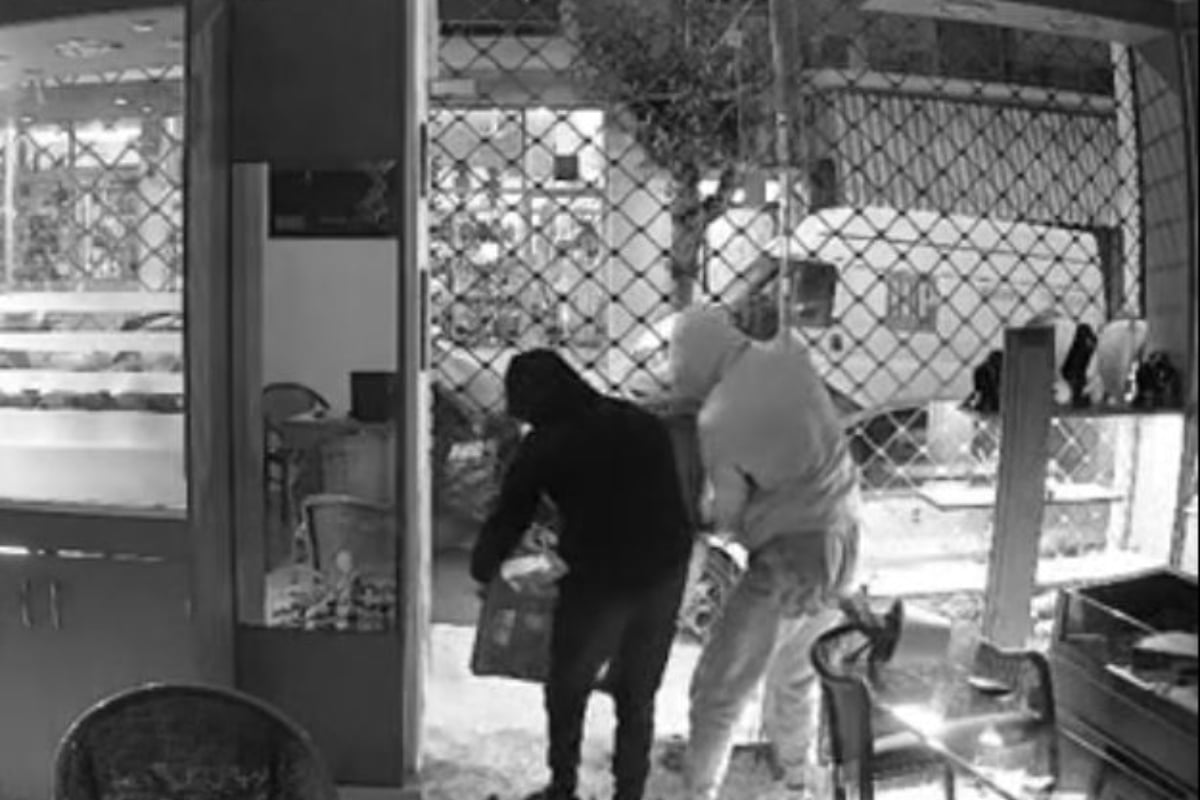 Διαρρήξεις σε κοσμηματοπωλεία: Σε 100 δευτερόλεπτα άδειασαν με καφάσια κοσμήματα αξίας πολλών χιλιάδων ευρώ