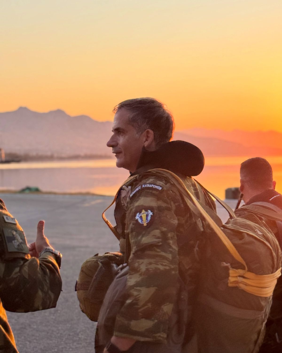 Κώστας Μπακογιάννης: Επανεκπαιδεύτηκε ως έφεδρος αλεξιπτωτιστής – Βίντεο από τη στιγμή που πέφτει με το αλεξίπτωτο 17 Κώστας Μπακογιάννης