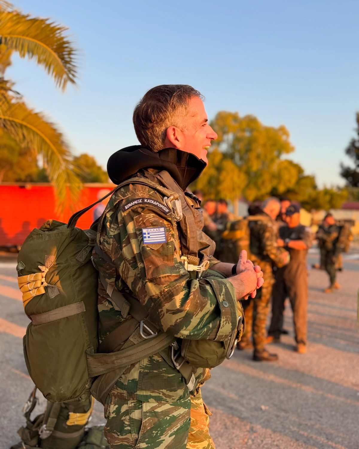 Κώστας Μπακογιάννης: Επανεκπαιδεύτηκε ως έφεδρος αλεξιπτωτιστής – Βίντεο από τη στιγμή που πέφτει με το αλεξίπτωτο 26 Κώστας Μπακογιάννης