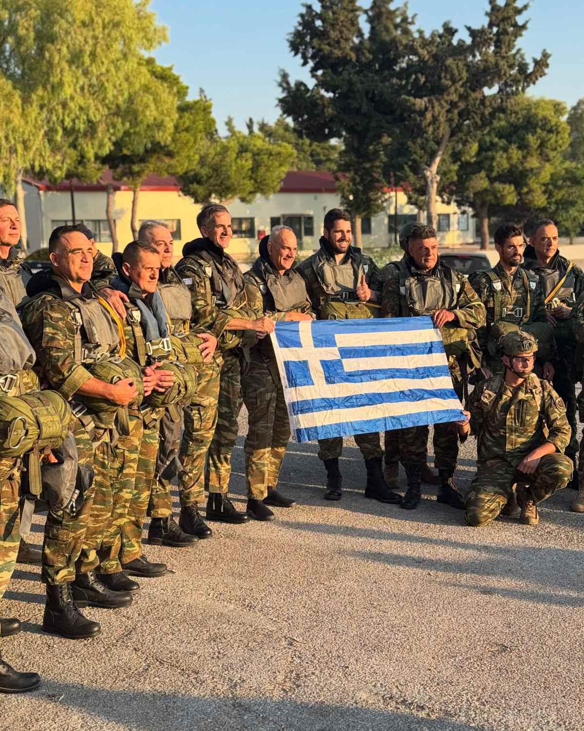 Κώστας Μπακογιάννης: Επανεκπαιδεύτηκε ως έφεδρος αλεξιπτωτιστής – Βίντεο από τη στιγμή που πέφτει με το αλεξίπτωτο 18 Κώστας Μπακογιάννης