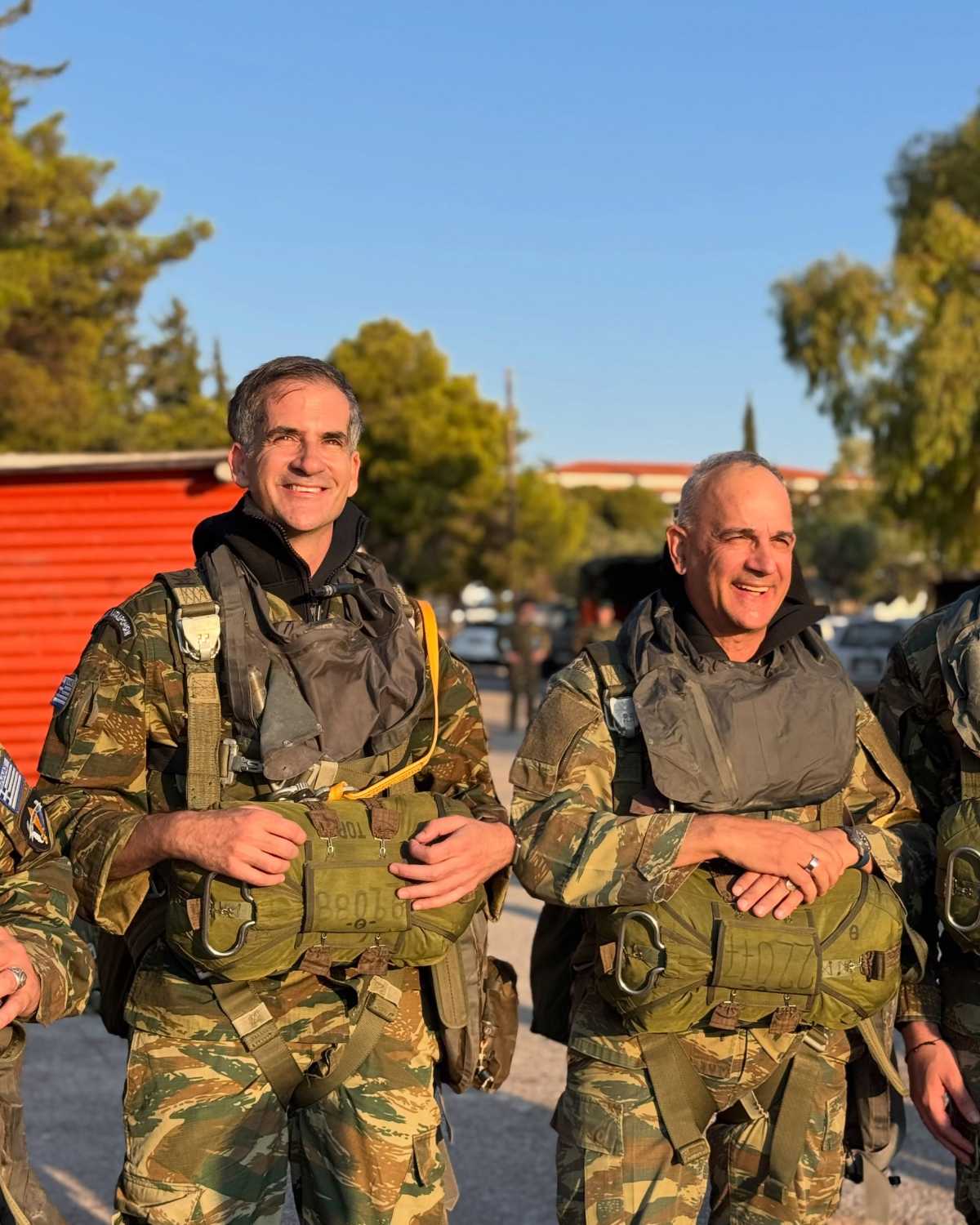 Κώστας Μπακογιάννης: Επανεκπαιδεύτηκε ως έφεδρος αλεξιπτωτιστής – Βίντεο από τη στιγμή που πέφτει με το αλεξίπτωτο 19 Κώστας Μπακογιάννης