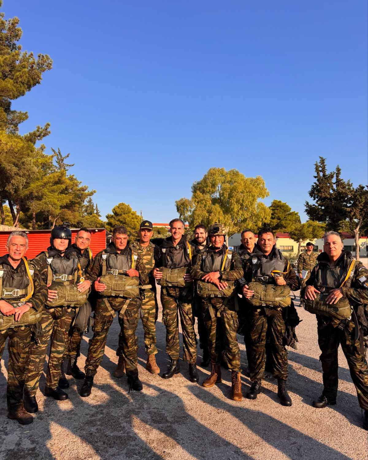 Κώστας Μπακογιάννης: Επανεκπαιδεύτηκε ως έφεδρος αλεξιπτωτιστής – Βίντεο από τη στιγμή που πέφτει με το αλεξίπτωτο 22 Κώστας Μπακογιάννης