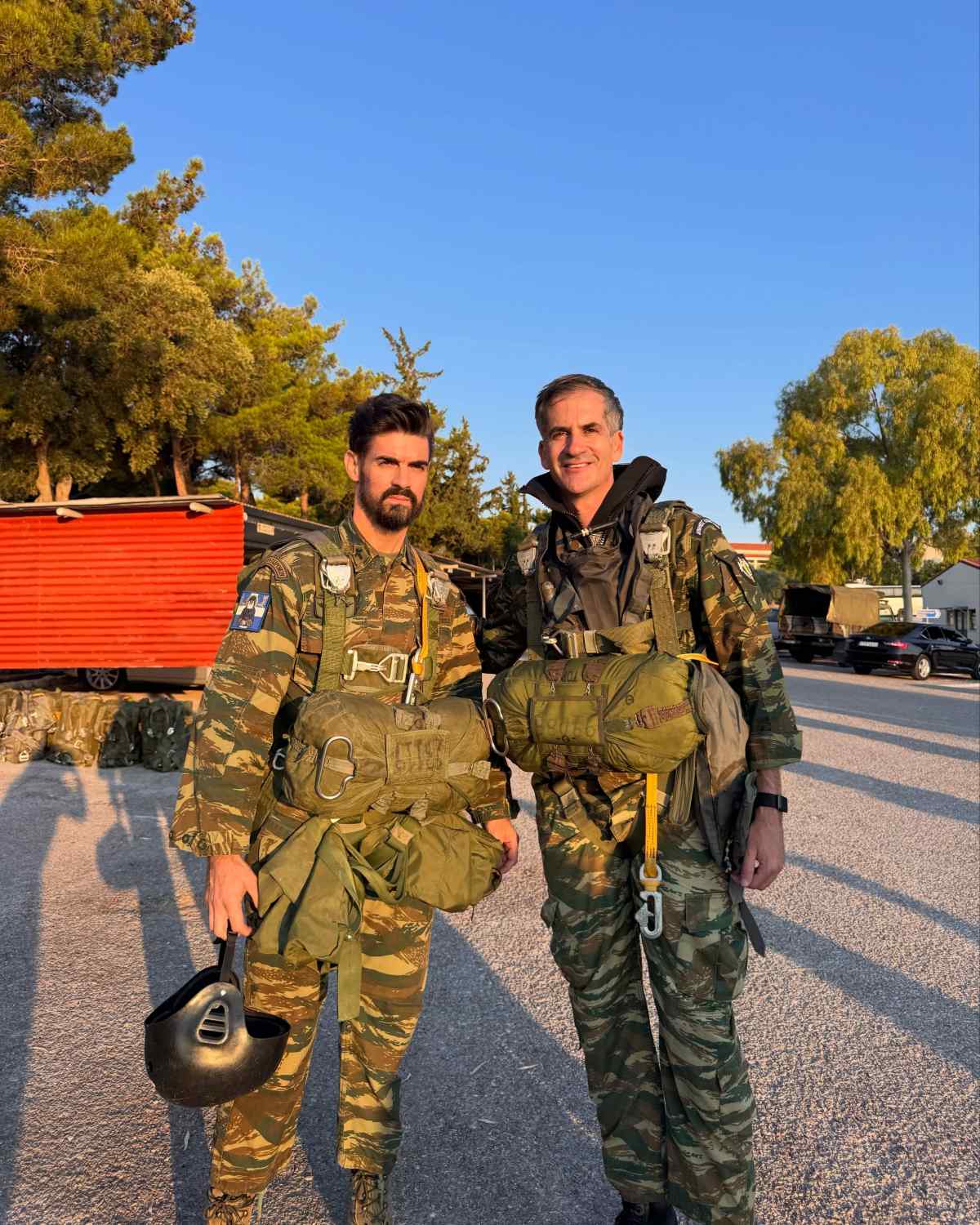 Κώστας Μπακογιάννης: Επανεκπαιδεύτηκε ως έφεδρος αλεξιπτωτιστής – Βίντεο από τη στιγμή που πέφτει με το αλεξίπτωτο 24 Κώστας Μπακογιάννης