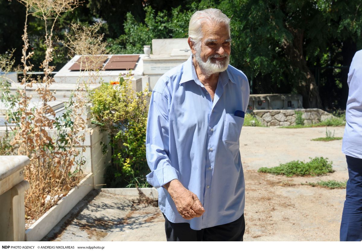 Μνημόσυνο Αλίκης Βουγιουκλάκη: Ράκος ο αδερφός της, Αντώνης – Οι επώνυμοι που έδωσαν το «παρών» και η ηχηρή απουσία 27 Κώστας Πρέκας