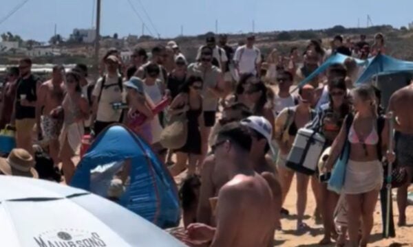 Κουφονήσια: Δεν πέφτει… καρφίτσα στην παραλία Ιταλίδα – Βίντεο στο TikTok