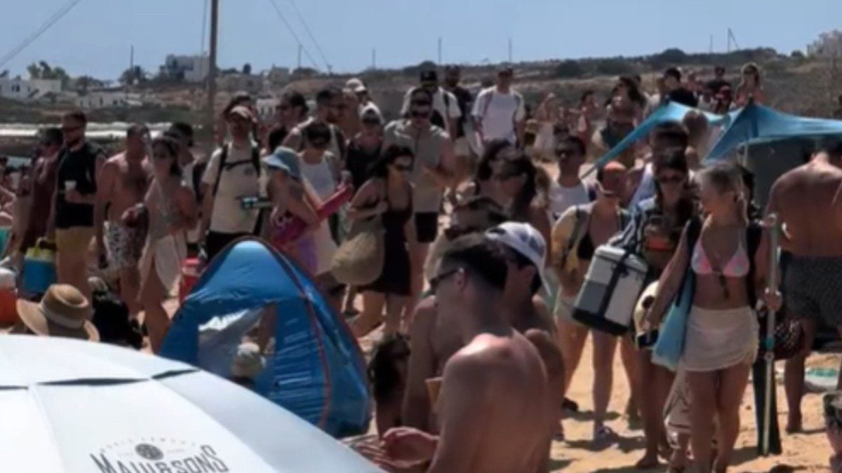 Κουφονήσια: Δεν πέφτει… καρφίτσα στην παραλία Ιταλίδα – Βίντεο στο TikTok