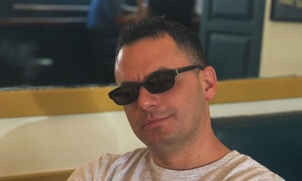 Παναγιώτης Κουτσουμπής ποζάρει αγκαλιά με την κόρη του στην Πάρο
