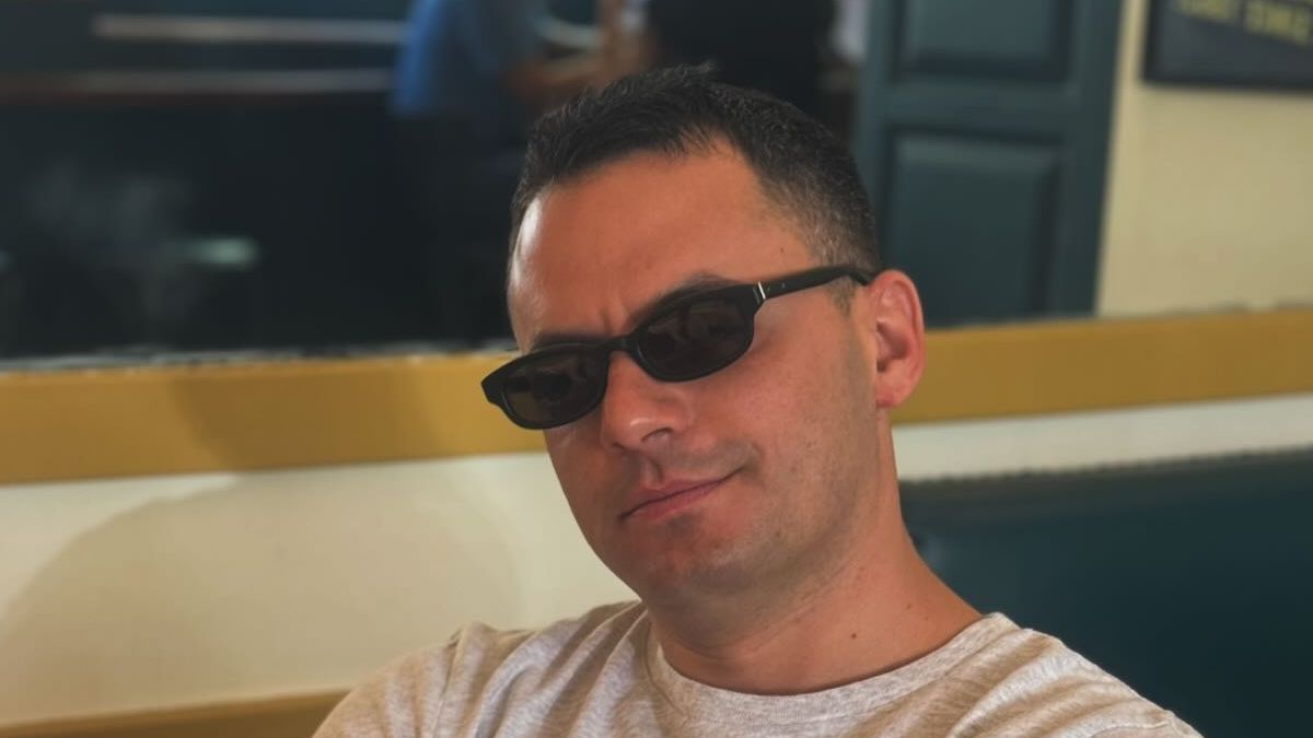 Παναγιώτης Κουτσουμπής ποζάρει αγκαλιά με την κόρη του στην Πάρο