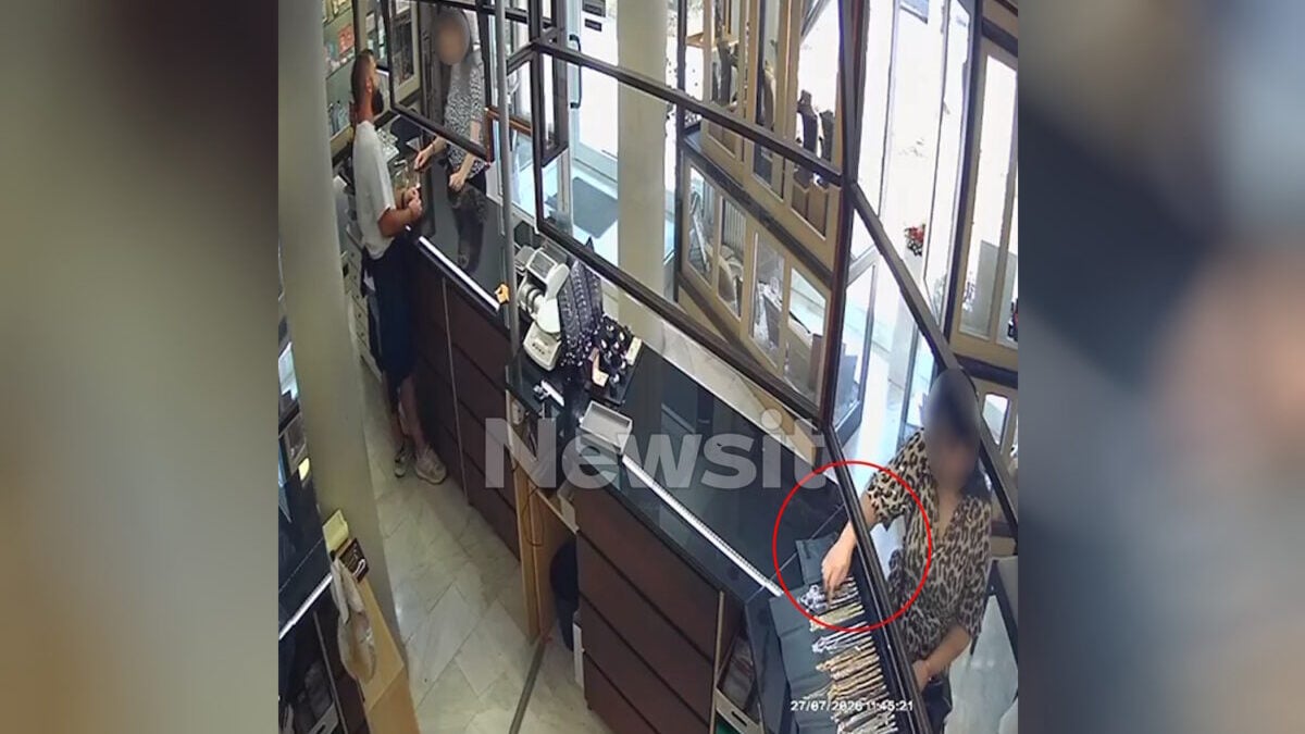 Κοζάνη: Ζευγάρι υποδύθηκε τους πελάτες και άρπαξε κοσμήματα – Βίντεο ντοκουμέντο από την κλοπή 1 Κοζάνη: Ζευγάρι υποδύθηκε τους πελάτες και άρπαξε κοσμήματα – Βίντεο ντοκουμέντο από την κλοπή