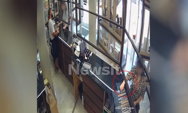 Κοζάνη: Ζευγάρι υποδύθηκε τους πελάτες και άρπαξε κοσμήματα – Βίντεο ντοκουμέντο από την κλοπή