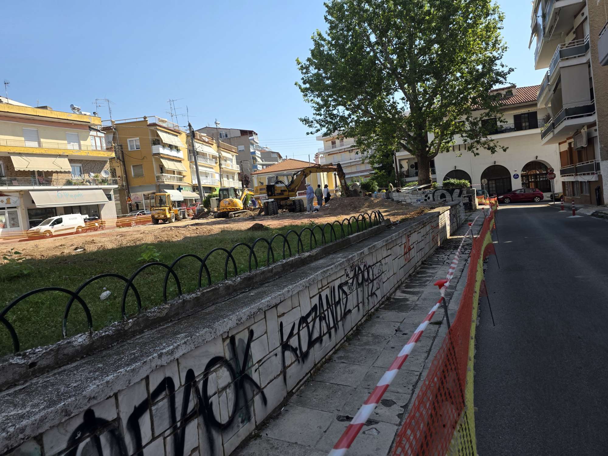 Κοζάνη: Οστά και υπολείμματα βυζαντινών αγγείων κατά την ανακατασκευή πλατείας 7 Κοζάνη: Οστά και υπολείμματα βυζαντινών αγγείων κατά την ανακατασκευή πλατείας