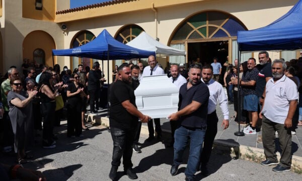 Ηράκλειο: Κηδεία της δημοσιογράφου Μαρίας Αντωνογιαννάκη – Βουβός πόνος στο τελευταίο «αντίο»