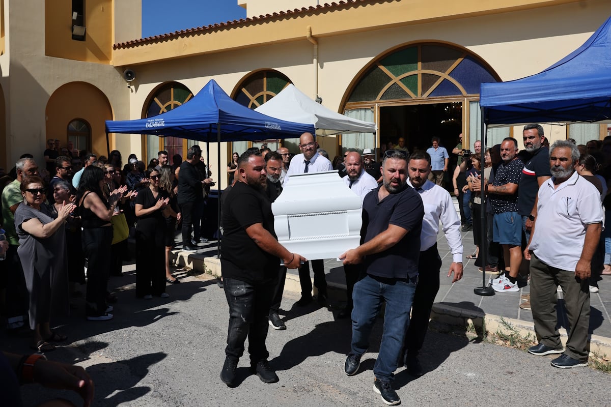 Ηράκλειο: Κηδεία της δημοσιογράφου Μαρίας Αντωνογιαννάκη – Βουβός πόνος στο τελευταίο «αντίο»