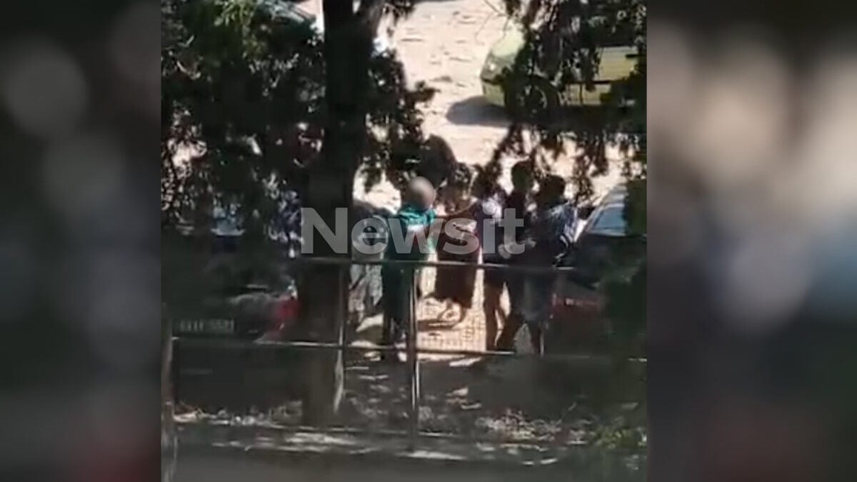 Άγριος ξυλοδαρμός γιατρού από συγγενείς ασθενή σε parking νοσοκομείου της Αθήνας – Βίντεο ντοκουμέντο από την επίθεση 1 Άγριος ξυλοδαρμός γιατρού από συγγενείς ασθενή σε parking νοσοκομείου της Αθήνας – Βίντεο ντοκουμέντο από την επίθεση