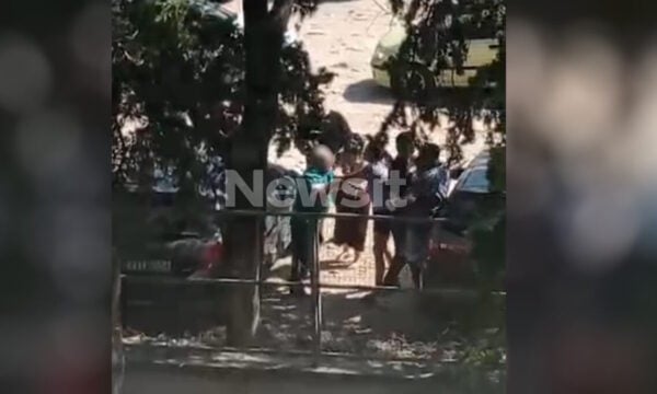 Άγριος ξυλοδαρμός γιατρού από συγγενείς ασθενή σε parking νοσοκομείου της Αθήνας – Βίντεο ντοκουμέντο από την επίθεση