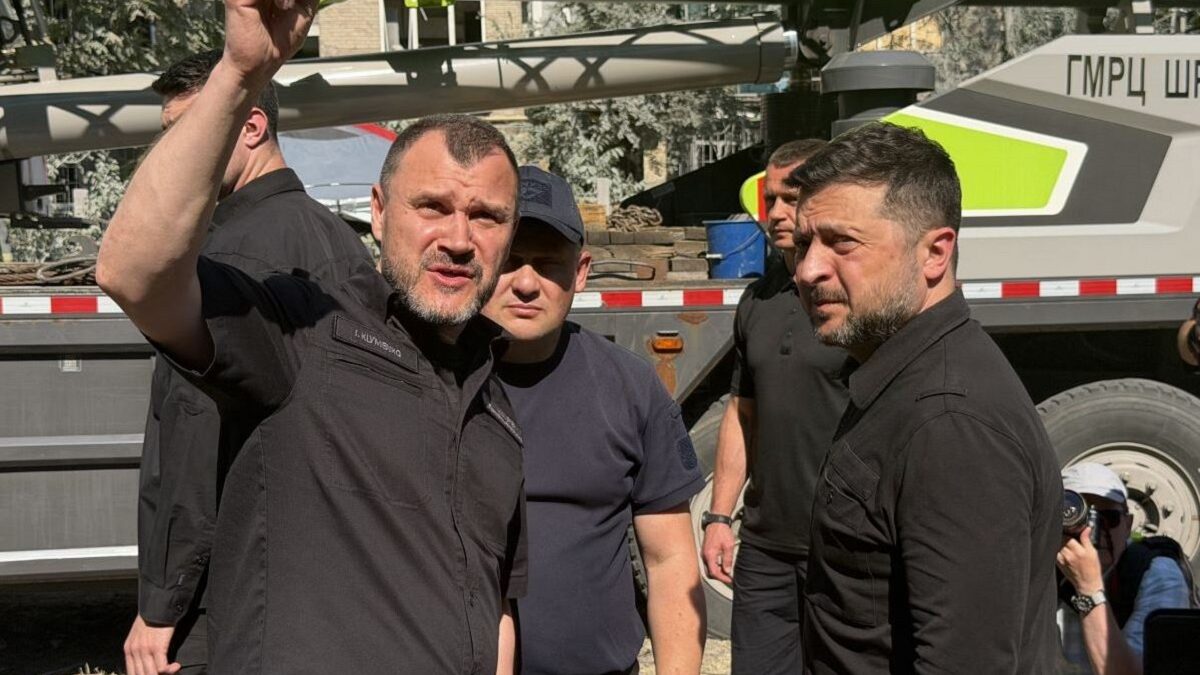 Ζελένσκι στο σημείο της τραγωδίας στο Κίεβο: «Η Ρωσία θα λάβει δίκαιη απάντηση» – Δίπλα του δεκάδες ξένοι διπλωμάτες 3 Ζελένσκι στο σημείο της τραγωδίας στο Κίεβο: «Η Ρωσία θα λάβει δίκαιη απάντηση» – Δίπλα του δεκάδες ξένοι διπλωμάτες