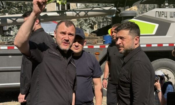 Ζελένσκι στο σημείο της τραγωδίας στο Κίεβο: «Η Ρωσία θα λάβει δίκαιη απάντηση» – Δίπλα του δεκάδες ξένοι διπλωμάτες