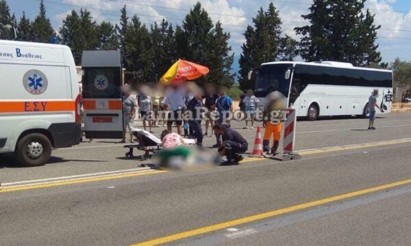 Λαμία: Τουρίστρια παρασύρθηκε από αυτοκίνητο μπροστά από το άγαλμα του Λεωνίδα στις Θερμοπύλες και τραυματίστηκε σοβαρά