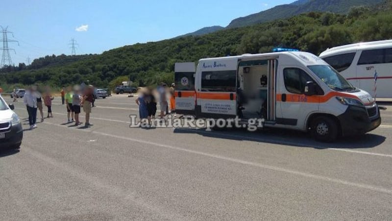 Λαμία: Τουρίστρια παρασύρθηκε από αυτοκίνητο μπροστά από το άγαλμα του Λεωνίδα στις Θερμοπύλες και τραυματίστηκε σοβαρά 7 Διασώστες δίνουν τις πρώτες βοήθειες στην ηλικιωμένη