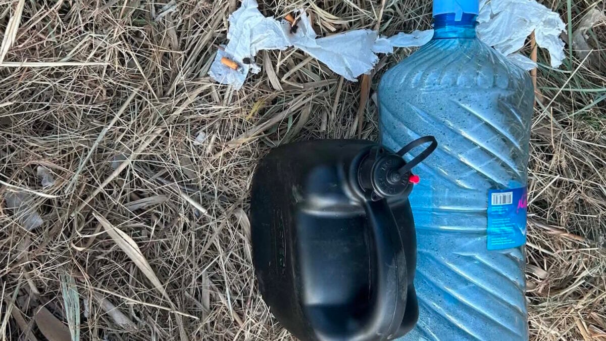 Κέρκυρα: Μπιτόνια με βενζίνη και τσιγάρα βρέθηκαν σε χώρο στάθμευσης στις Αλυκές Λευκίμμης 1 Κέρκυρα: Μπιτόνια με βενζίνη και τσιγάρα βρέθηκαν σε χώρο στάθμευσης στις Αλυκές Λευκίμμης
