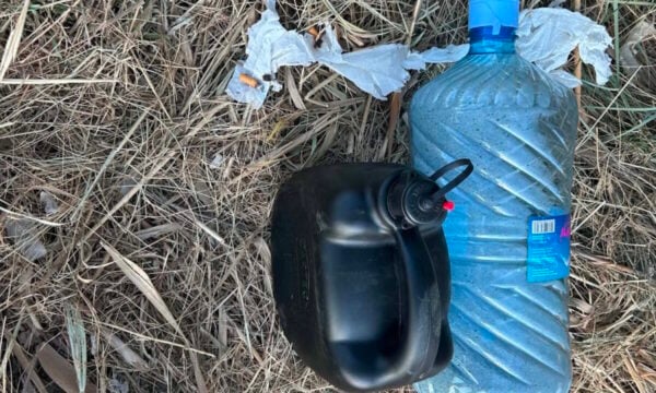 Κέρκυρα: Μπιτόνια με βενζίνη και τσιγάρα βρέθηκαν σε χώρο στάθμευσης στις Αλυκές Λευκίμμης