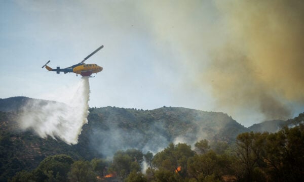 Φωτιά στη Λέσβο: Τιτάνια μάχη κόντρα στους ανέμους και τις αναζωπυρώσεις στο Πλωμάρι