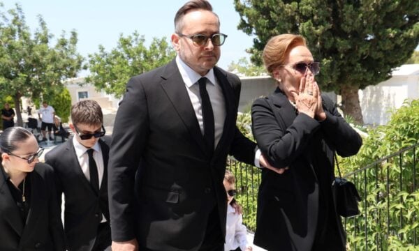 Κηδεία Βασίλη Λεβέντη: Η σύζυγος και ο γιος του Μάριος Γεωργιάδης στο τελευταίο αντίο στον πρόεδρο της Ένωσης Κεντρώων