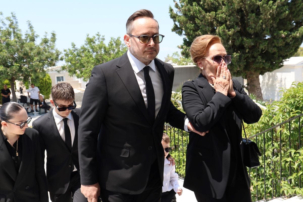 Κηδεία Βασίλη Λεβέντη: Η σύζυγος και ο γιος του Μάριος Γεωργιάδης στο τελευταίο αντίο στον πρόεδρο της Ένωσης Κεντρώων
