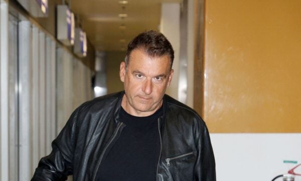 Γιώργος Λιάγκας: «Την κοπέλα δίπλα δεν την ξέρω» – Έξαλλος με ΑΙ φωτογραφία με μελαχρινή στο πλευρό του