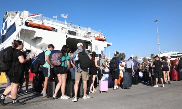 Πρώτο κύμα αδειούχων Ιουλίου: Μποτιλιάρισμα στους δρόμους και αυξημένη κίνηση στα λιμάνια